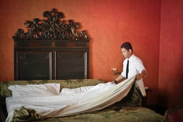 how to manage risks in staying at hotel